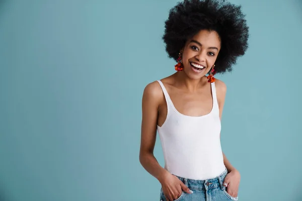 Boldog Afro Amerikai Lány Mosolyog Néz Kamera Elszigetelt Kék Háttér — Stock Fotó