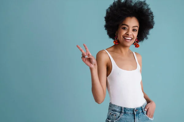 Boldog Afro Amerikai Lány Mosolyog Mutatja Béke Jele Kamera Elszigetelt — Stock Fotó