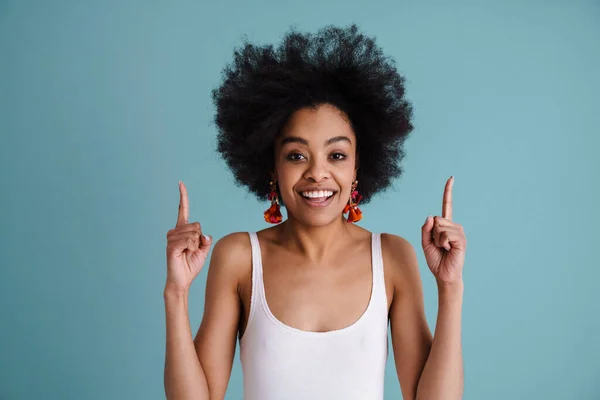 Felice Ragazza Afro Americana Sorridente Puntando Dito Verso Alto Isolato — Foto Stock