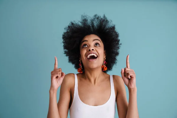 Ενθουσιασμένη Αφροαμερικανή Που Χαμογελάει Και Δείχνει Δάχτυλα Προς Πάνω Απομονωμένη — Φωτογραφία Αρχείου