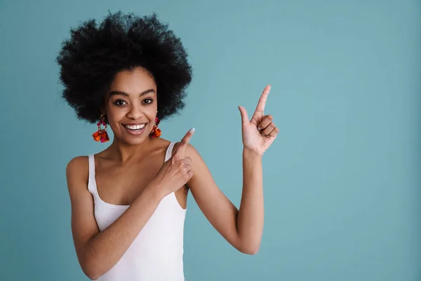 Felice Ragazza Afro Americana Sorridente Puntando Dito Verso Alto Isolato — Foto Stock