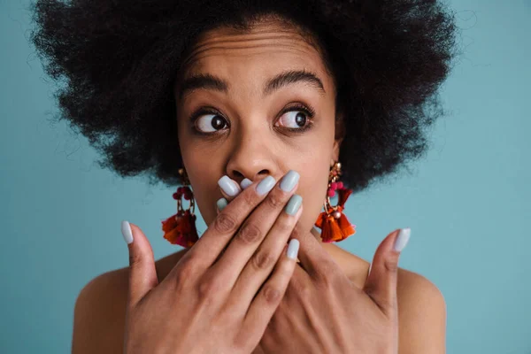 Porträt Einer Schockierten Afroamerikanerin Die Ihren Mund Isoliert Auf Blauem — Stockfoto
