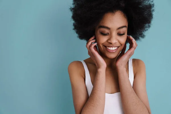 Boldog Afro Amerikai Lány Pózol Mosolyog Kamera Elszigetelt Kék Háttér — Stock Fotó