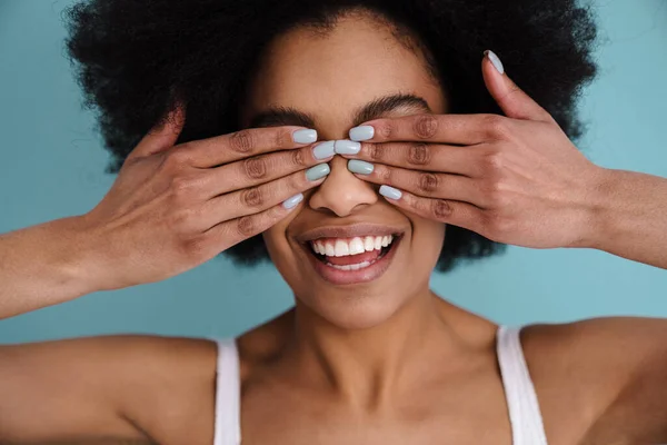Divertente Ragazza Afro Americana Sorridente Mentre Copre Gli Occhi Isolati — Foto Stock