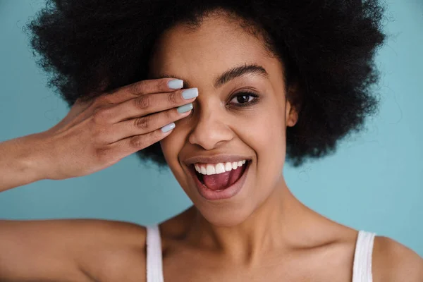 Engraçado Menina Afro Americana Sorrindo Enquanto Cobria Seu Olho Isolado — Fotografia de Stock