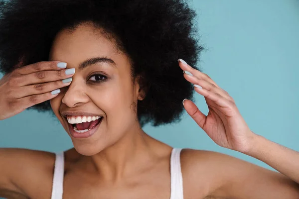 Engraçado Menina Afro Americana Sorrindo Enquanto Cobria Seu Olho Isolado — Fotografia de Stock