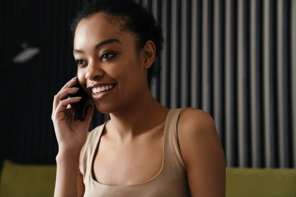 Счастливая Африканская Американская Девушка Улыбается Разговаривая Мобильному Телефону Дома — стоковое фото
