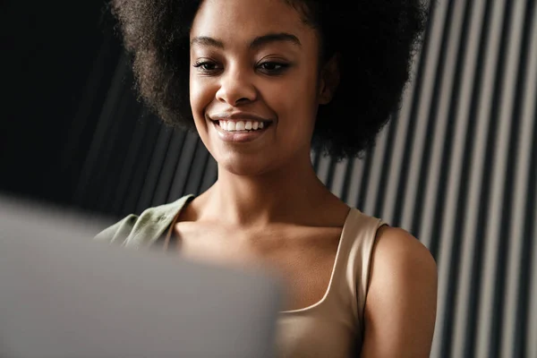 Souriant Afro Américaine Jeune Femme Utilisant Ordinateur Portable Tout Étant — Photo