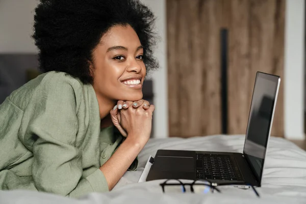 Gelukkig Afrikaans Amerikaans Meisje Met Behulp Van Laptop Terwijl Liggend — Stockfoto