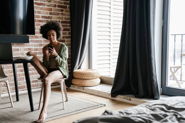 Boldog Afro Amerikai Lány Mobiltelefont Használ Miközben Otthon — Stock Fotó