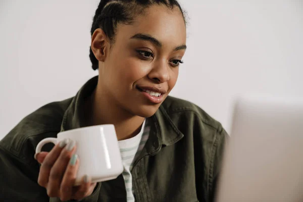 Black Smiling Woman Drinking Coffee While Working Laptop Office — Stock Photo, Image