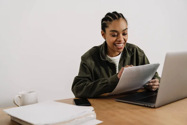 Black Smiling Woman Working Laptop Papers While Sitting Table Office — Stock Photo, Image