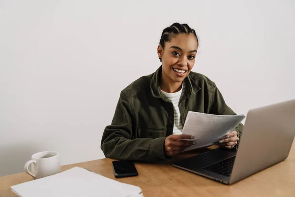 Zwart Glimlachende Vrouw Werken Met Laptop Papieren Terwijl Zitten Aan — Stockfoto