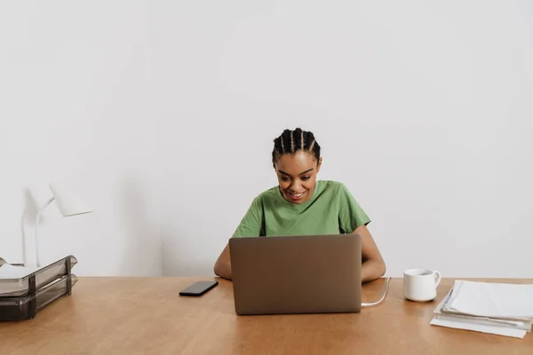 Μαύρη Χαμογελαστή Γυναίκα Που Εργάζεται Φορητό Υπολογιστή Ενώ Κάθεται Στο — Φωτογραφία Αρχείου