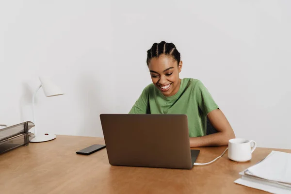 Negro Sonriente Mujer Trabajando Con Ordenador Portátil Mientras Está Sentado —  Fotos de Stock