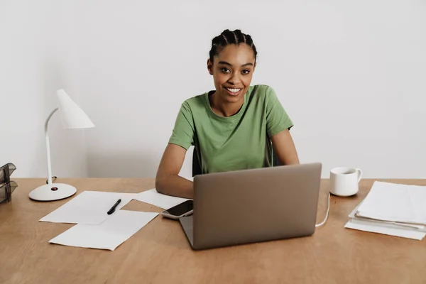 Black Smiling Woman Working Laptop While Sitting Table Office — Stock Photo, Image