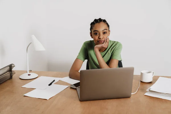 Black Young Woman Working Laptop While Sitting Table Office — Stock Photo, Image