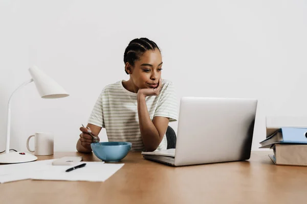 Mujer Joven Negro Almorzando Mientras Trabaja Con Ordenador Portátil Oficina — Foto de Stock