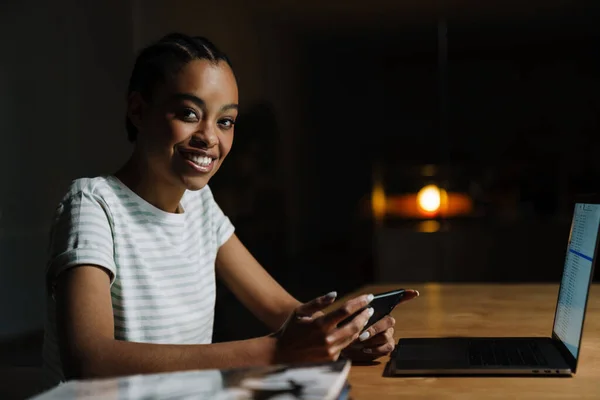 Zwart Glimlachende Vrouw Met Behulp Van Mobiele Telefoon Tijdens Het — Stockfoto