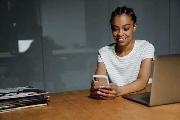 Zwart Glimlachende Vrouw Met Behulp Van Mobiele Telefoon Tijdens Het — Stockfoto