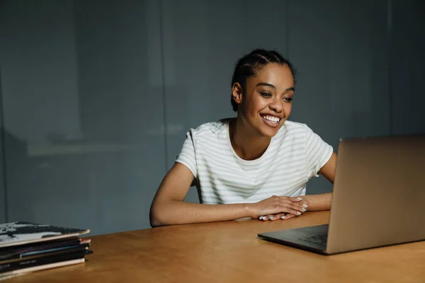 Black Smiling Woman Working Laptop While Sitting Table Office — Stock Photo, Image