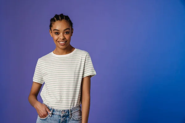 Tişörtlü Genç Siyahi Kadın Gülümsüyor Mavi Arka Planda Izole Edilmiş — Stok fotoğraf