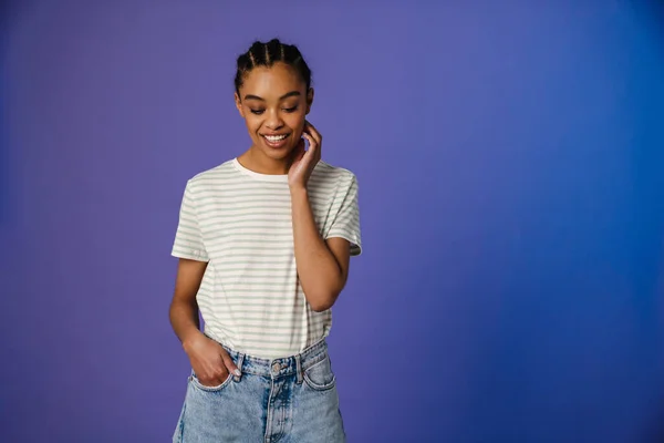 Jovem Mulher Negra Shirt Sorrindo Olhando Para Baixo Isolado Sobre — Fotografia de Stock