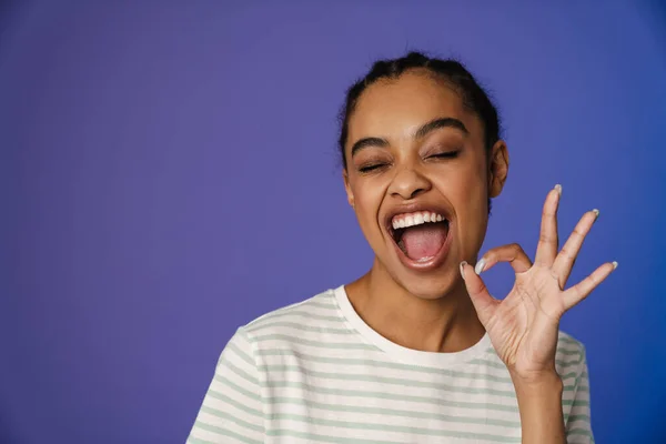 Jovem Mulher Negra Shirt Rindo Gesticulando Sinal Isolado Sobre Fundo — Fotografia de Stock