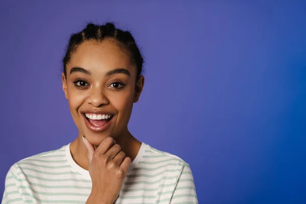 Tişörtlü Genç Siyah Kadın Gülüyor Mavi Arka Planda Izole Edilmiş — Stok fotoğraf