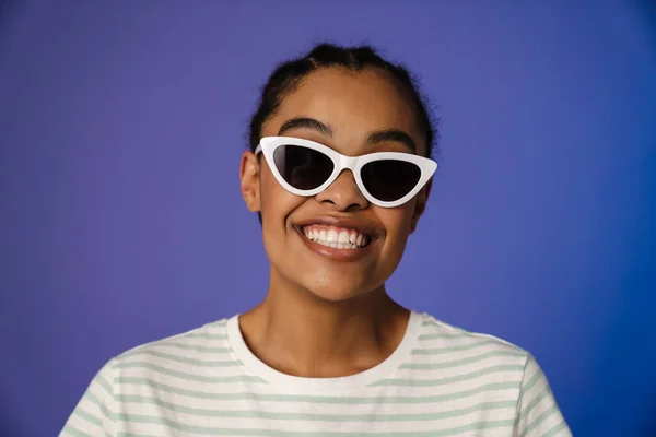 Młoda Czarna Kobieta Okularach Słonecznych Uśmiechnięta Kamery Odizolowana Niebieskim Tle — Zdjęcie stockowe
