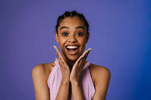 Mavi Duvar Arkasında Duran Mutlu Genç Afrikalı Kadın Heyecanla Kameraya — Stok fotoğraf