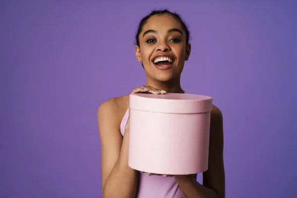 Young Black Woman Smiling While Showing Gift Box Isolated Purple — Stock Fotó