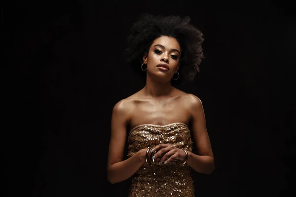 Africano Americano Mulher Vestido Festa Posando Olhando Para Câmera Isolada — Fotografia de Stock