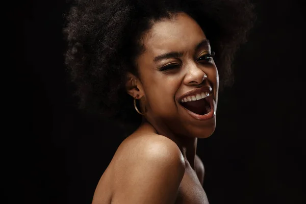Glad Ung Afrikansk Kvinna Klänning Stående Över Svart Vägg Bakgrund — Stockfoto