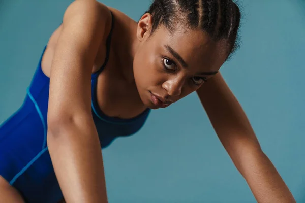 Junge Schwarze Schwimmerin Turnt Beim Aufwärmen Isoliert Über Blauer Wand — Stockfoto
