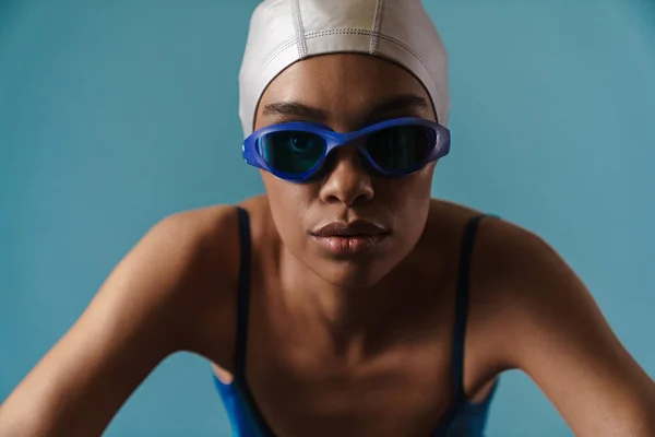 Jeune Nageur Noir Lunettes Regardant Caméra Isolée Dessus Mur Bleu — Photo