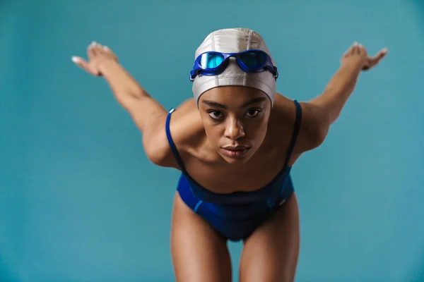 Jonge Zwarte Zwemmer Bril Doen Oefening Terwijl Het Trainen Uit — Stockfoto