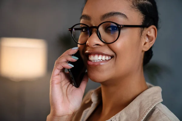 Fröhliche Afrikanisch Amerikanische Frau Telefoniert Und Lächelt Drinnen — Stockfoto