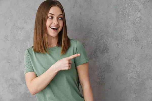 Feliz Bela Menina Agradável Sorrindo Apontando Dedo Isolado Sobre Parede — Fotografia de Stock