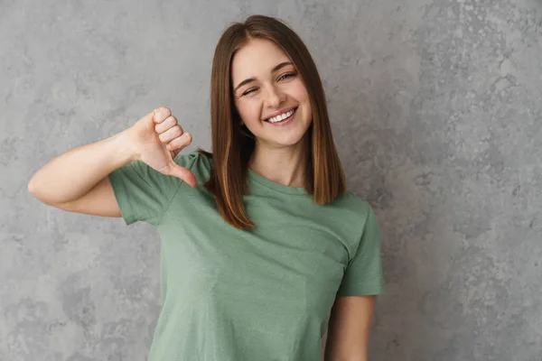 Glücklich Schönes Nettes Mädchen Zwinkert Während Mit Dem Finger Auf — Stockfoto