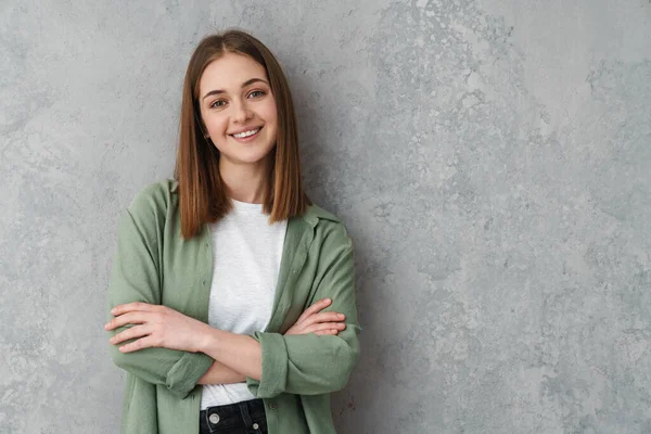 Šťastná Krásná Hezká Dívka Pózuje Rukama Přes Izolované Šedé Zdi — Stock fotografie