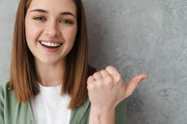 Felice Bella Bella Ragazza Sorridente Indicando Dito Parte Isolato Sul — Foto Stock