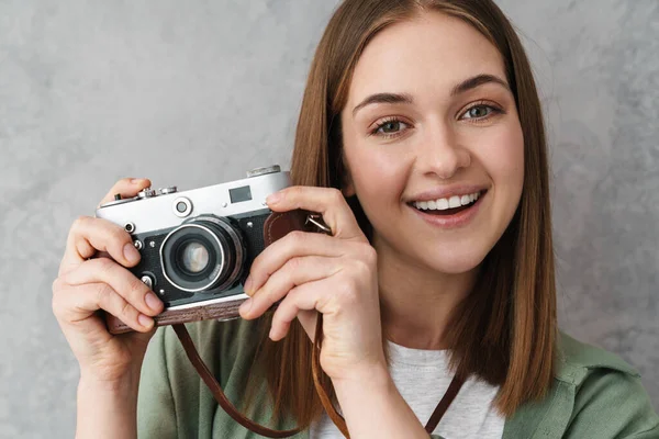 Šťastná Krásná Hezká Dívka Úsměvem Při Pózování Retro Kamerou Izolované — Stock fotografie