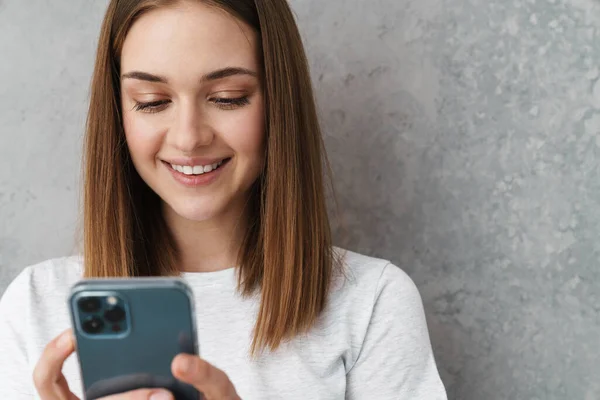 Gelukkig Mooi Charmant Meisje Glimlachen Met Behulp Van Mobiele Telefoon — Stockfoto