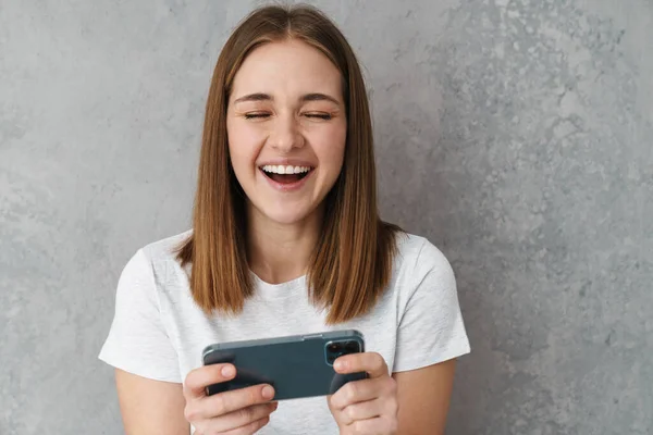 Vrolijk Leuk Charmant Meisje Lachen Met Behulp Van Mobiele Telefoon — Stockfoto