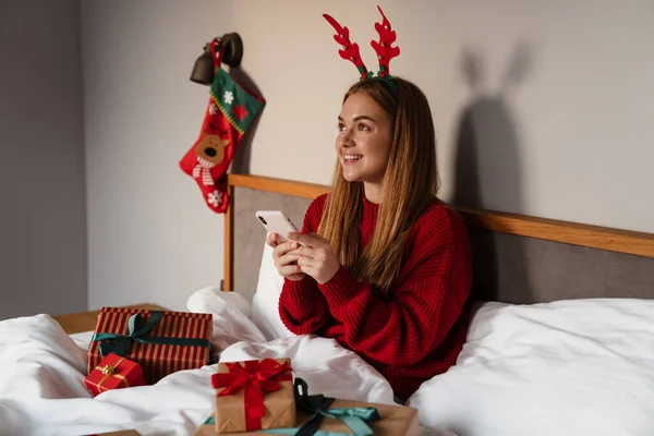 Mujer Joven Feliz Vistiendo Pijama Rojo Acostado Cama Con Regalos —  Fotos de Stock