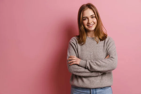 Young Ginger Smiling Woman Posing Arms Crossed Isolated Pink Background — ストック写真