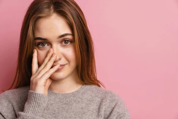 Joven Pelirroja Cubriendo Cara Mirando Cámara Aislada Sobre Fondo Rosa — Foto de Stock