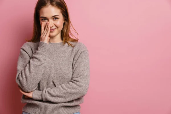 Junge Ingwer Glückliche Frau Lächelt Und Bedeckt Ihr Gesicht Isoliert — Stockfoto