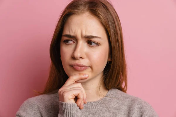 Young Ginger Puzzled Woman Posing Looking Aside Isolated Pink Background — 스톡 사진